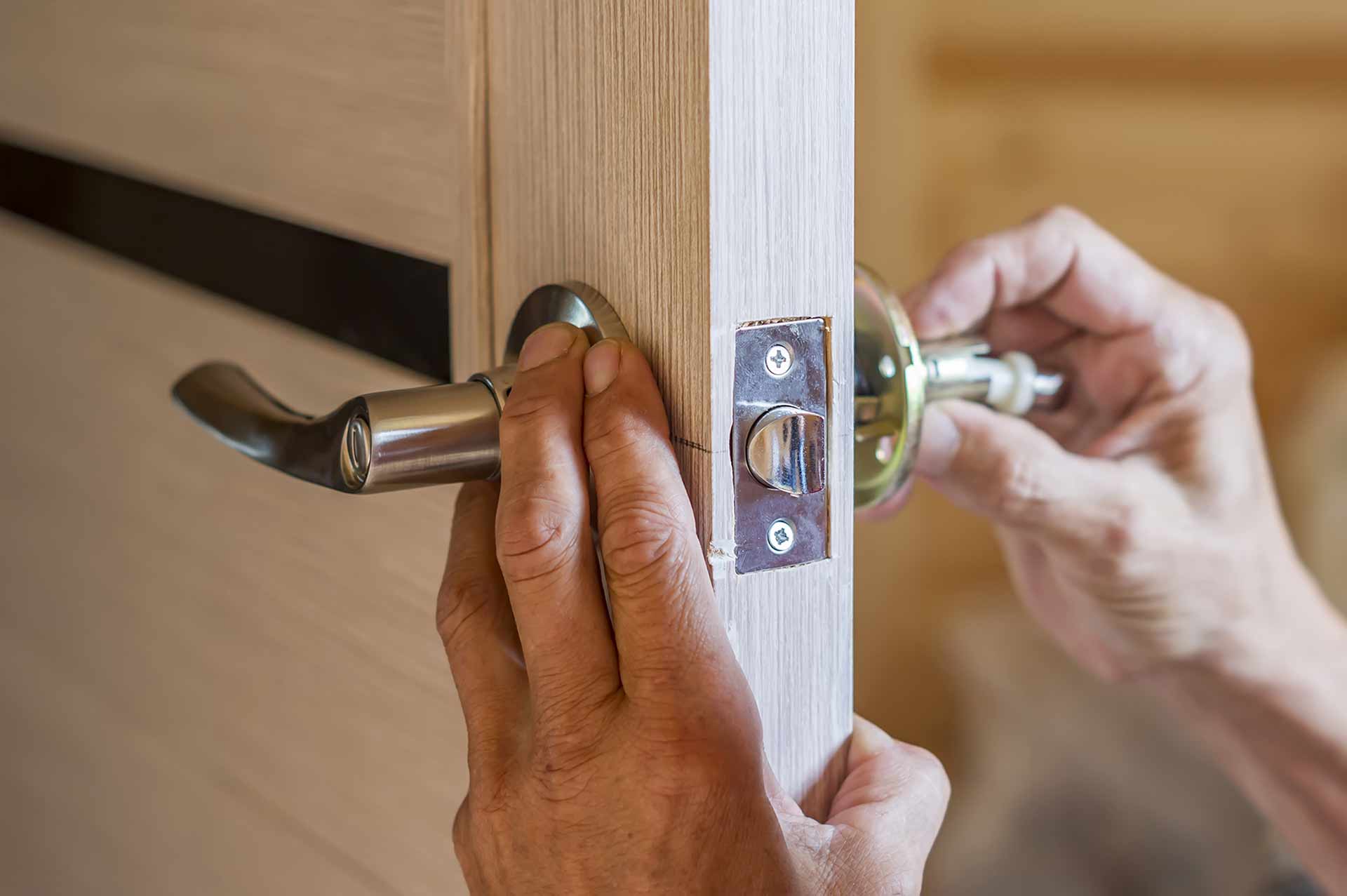 Zamek magnetyczny czy mechaniczny? Jak wybrać odpowiedni zamek do drzwi wewnętrznych?